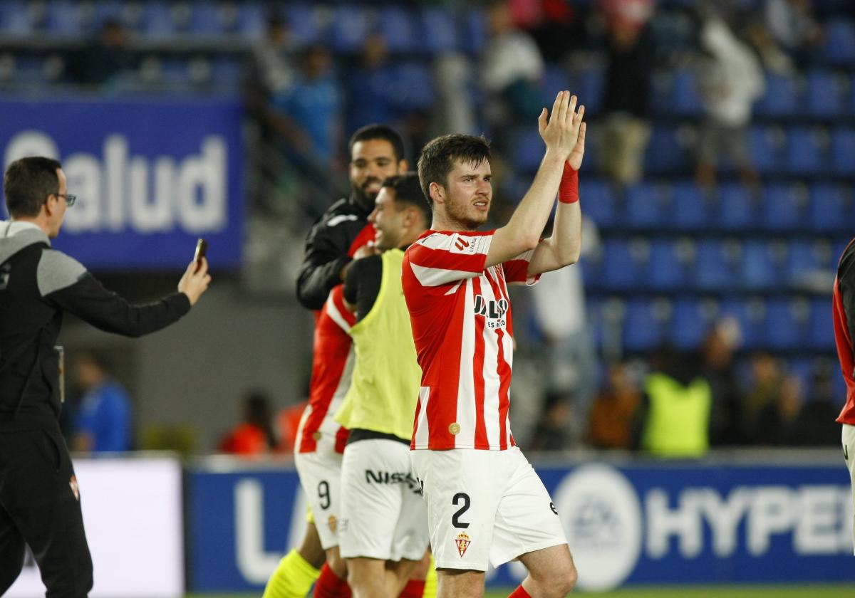 Guille Rosas, el sábado, aplaudiendo a la afición del Sporting tras el partido contra el Tenerife.