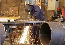 Un operario realiza un trabajo de soldadura.