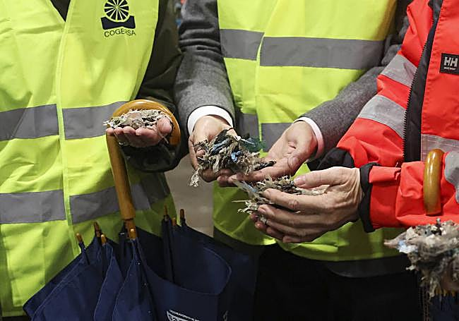 Restos del combustible sólido recuperado (CSR) en las manos de la consejera Nieves Roqueñí, el presidente Adrián Barbón y la gerente de Cogersa, Paz Orviz, la semana pasada.