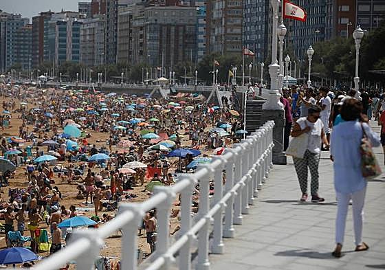 Playa de San Lorenzo, en Gijón, en el mes de agosto.