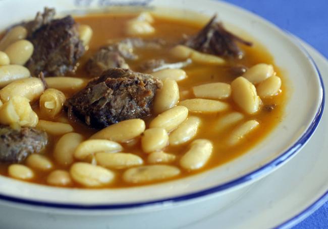 Plato de fabes con jabalí del restaurante El Escorial.