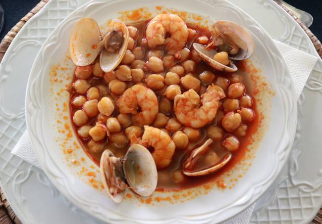 Plato de garbanzos con langostinos y almejes del restaurante Casa Migio.