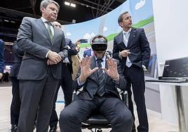 El ministro Óscar Puente, con unas gafas de realidad virtual, entre el secretario de Estado, José Antonio Santano.
