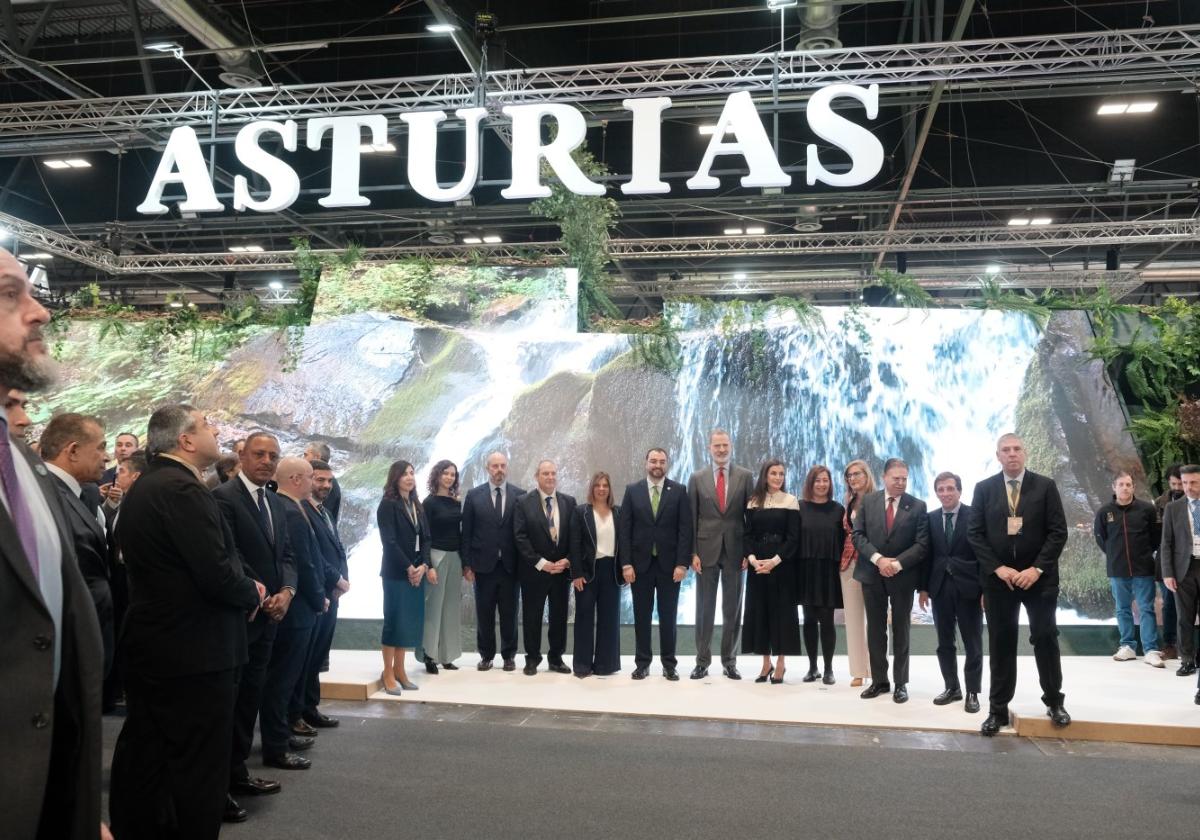 Los reyes, en su visita al estand del Principado. Don Felipe y Doña Letizia acudieron acompañados, entre otras personalidades, del ministro de Industria, Jordi Hereu, la presidenta de la Comunidad de Madrid, Isabel Díaz Ayuso, la presidenta del Congreso, Francina Armengol, y el alcalde de Madrid, José Luis Martínez Almeida.