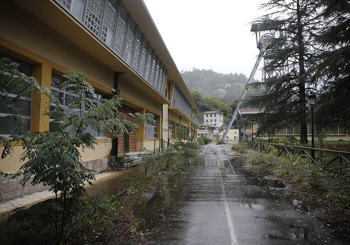 Estado actual del edifico central del pozo Ventruro XXI, en el valle entreguín de Carrocera.