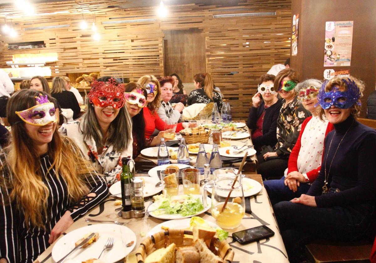 Una cena de comadres del pasado Antroxu en Avilés.