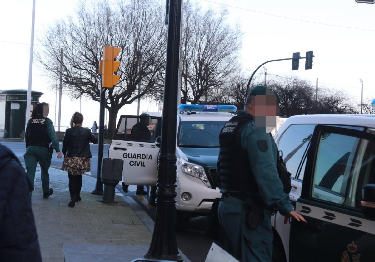 Guardia Civil, en pleno operativo en la calle Menéndez Pelayo, junto al Muro.