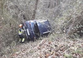 Herido un hombre de 73 años tras despeñarse con su coche en un desnivel de cinco metros en Nava