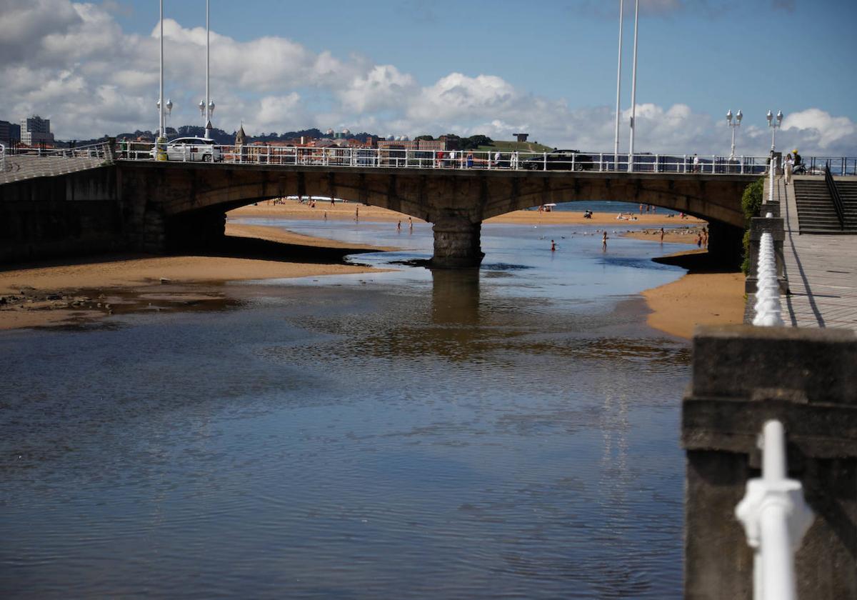 Puente en la desembocadura del río Piles.