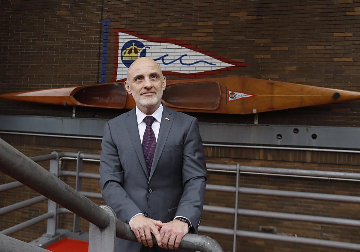 Antonio Corripio, con una antigua piragua de fondo.