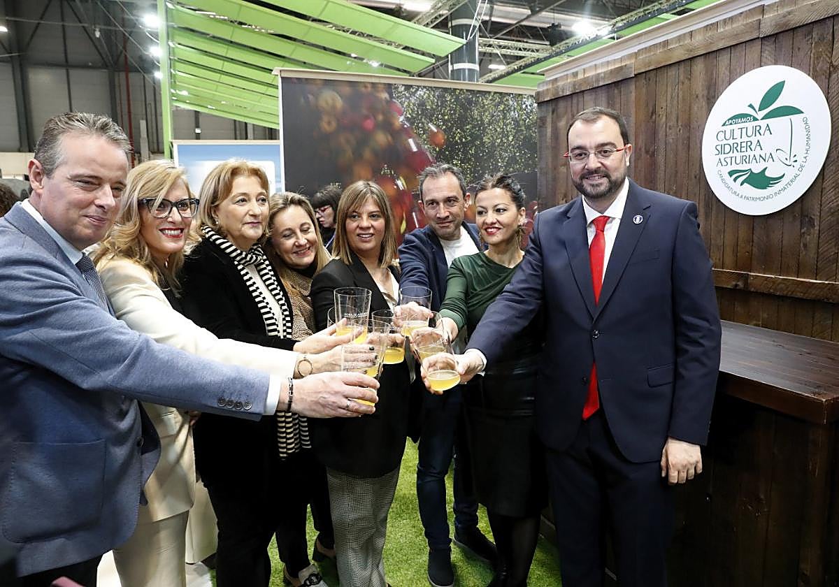 El consejero de Medio Rural, Marcelino Marcos; la viceconsejera de Turismo, Lara Martínez; la delegada del Gobierno en Asturias, Delia Losa; la consejera de Educación, Lydia Espina; la vicepresidenta Gimena Llamedo; el consejero de Ordenación del Territorio, Ovidio Zapico; la ministra de Juventud, Sira Rego, y el presidente del Principado, Adrián Barbón, en el estand de Asturias en Fitur.