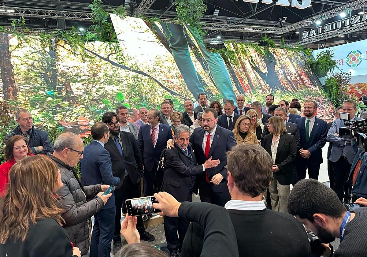 El expresidente de Cantabria, Miguel Ángel Revilla, saluda a Adrián Barbón. Tras ellos, varios alcaldes de Asturias y miembros del Gobierno.