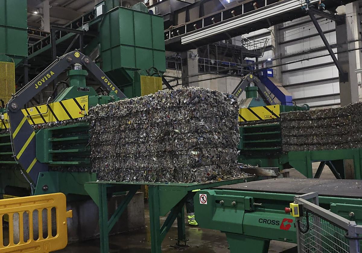 Pilas de combustible sólido de residuos (CSR), en la nueva planta de Cogersa.