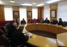 Reunión celebrada en el salón de plenos del Ayuntamiento de Carreño.