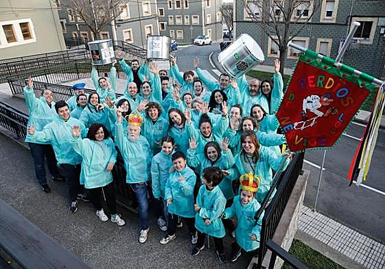 Perdíos de los Nervios, de azul agua, ensayan desde septiembre en la sede local de los vecinos del barrio de Pescadores.