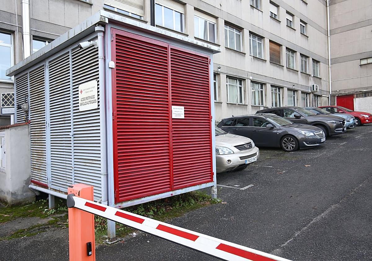 La puerta de la sala de máquinas pintada de rojo para alertar a los ladrones de que dentro hay gas.