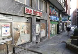 Varios establecimientos del barrio de La Arena, en Gijón, actualmente sin ocupación.