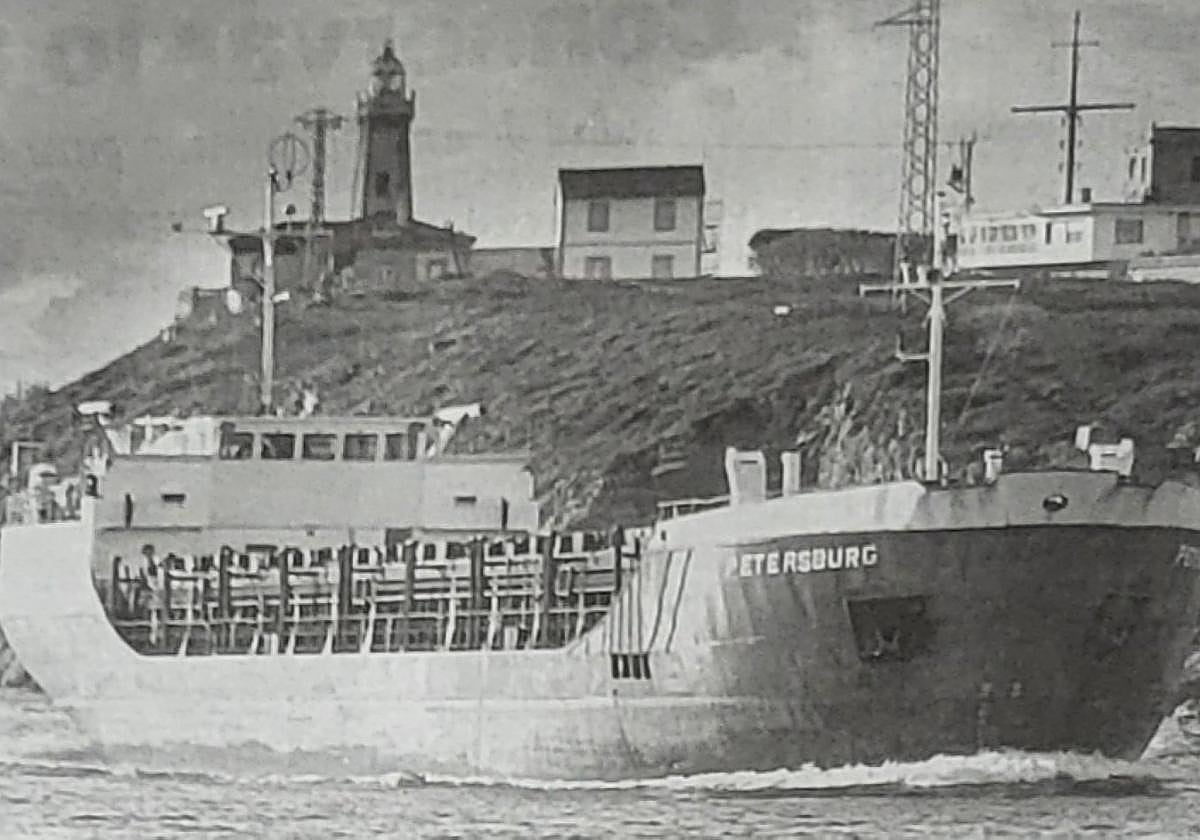 Un mercante en el canal de entrada de la ría de Avilés.
