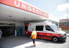 Entrada de urgencias en el hospital de Arriondas.