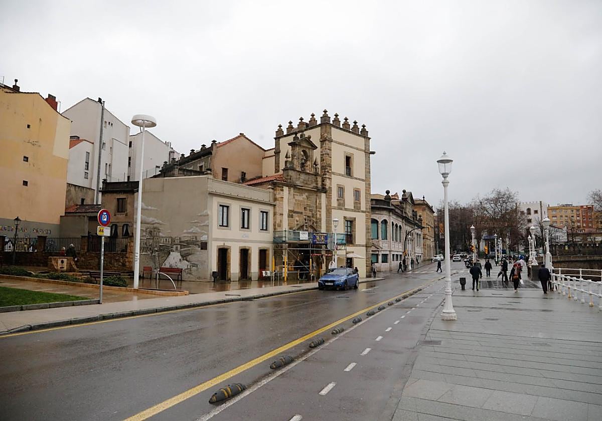 Aspecto actual del Colegio San Lorenzo, que está a la espera de los permisos para rehabilitar dos fachadas del edificio.
