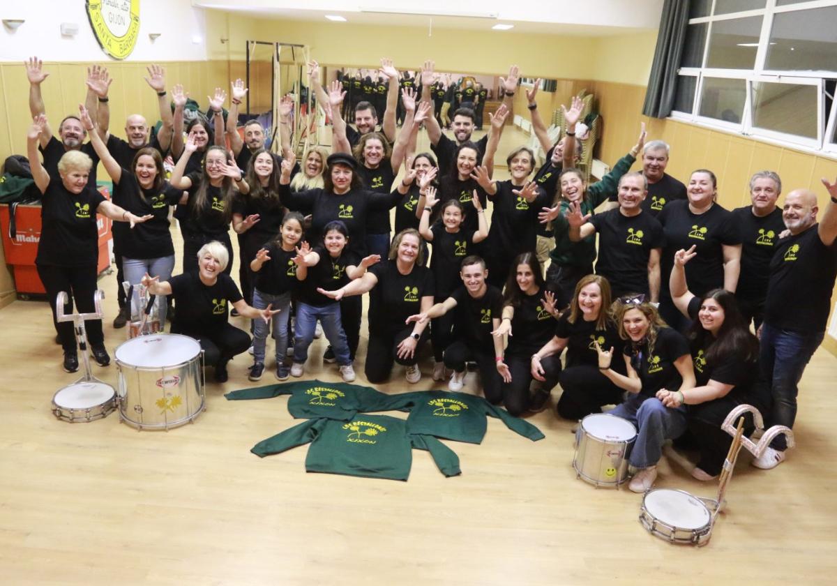 Los integrantes de la charanga, dispuestos a darlo todo en el Antroxu gijonés, posan antes de iniciar los ensayos en el local social del poblado de Santa Bárbara.