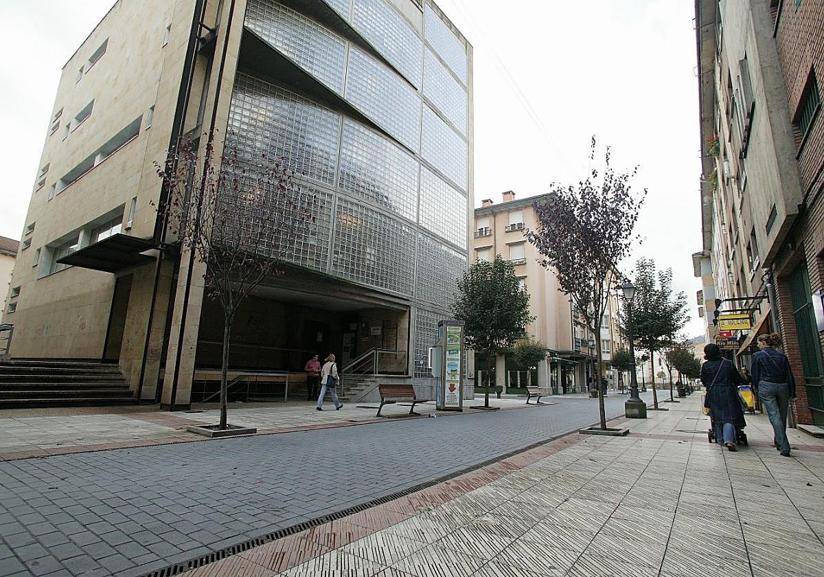 Edificio de la antigua Casa de Cultura de Lugones, que el alcalde aspira que sea ocupado en su totalidad.