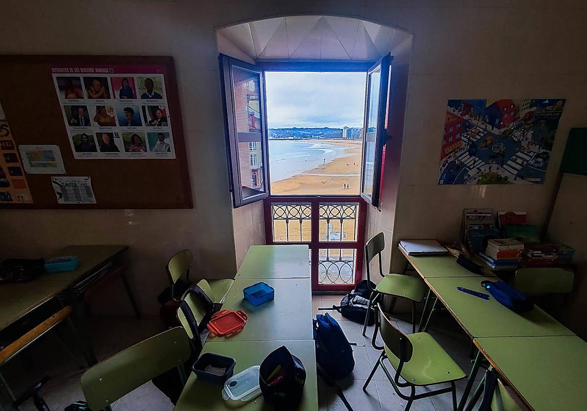 Imagen principal - Más de 350 años vigilando Gijón y volcada con la docencia infantil