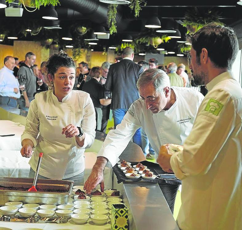 María Busta y Luis Alberto Martínez, cocinando en El rincón asturiano, que estuvo lleno hasta la bandera durante toda la jornada. ó. chamorro