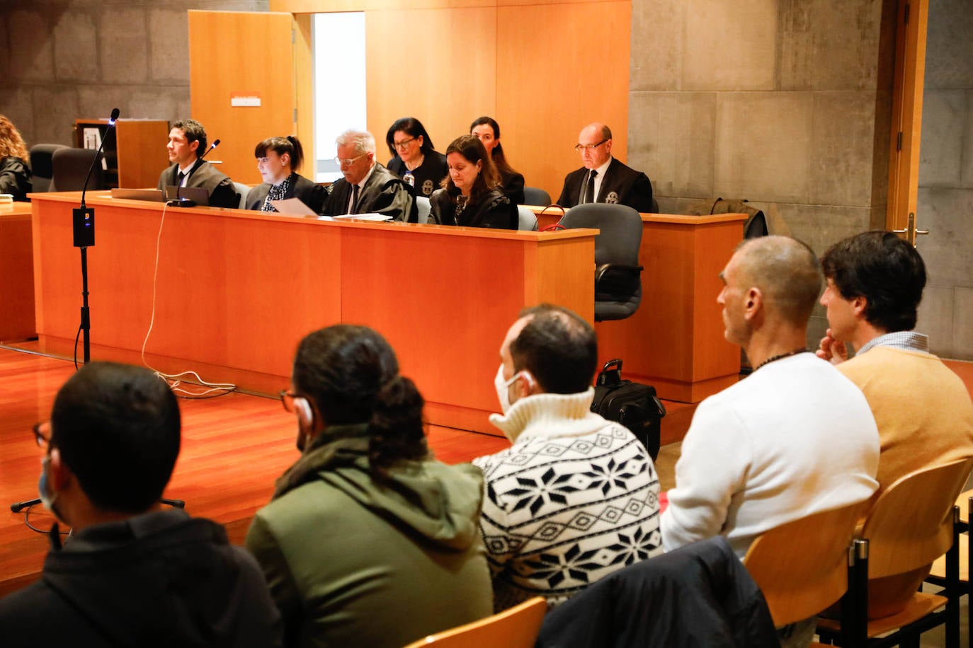 Un momento durante la primera sesión del juicio celebrada este lunes por la muerte de una niña en el río Cares en el año 2020.