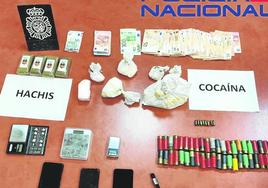 Drogas y material incautado por la Policía Nacional. e. c.