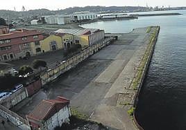La dársena del antiguo astillero de Naval Gijón, con toda la lámina de agua que la rodea y que también se podría aprovechar para la práctica de demás deportes acuáticos. José Simal