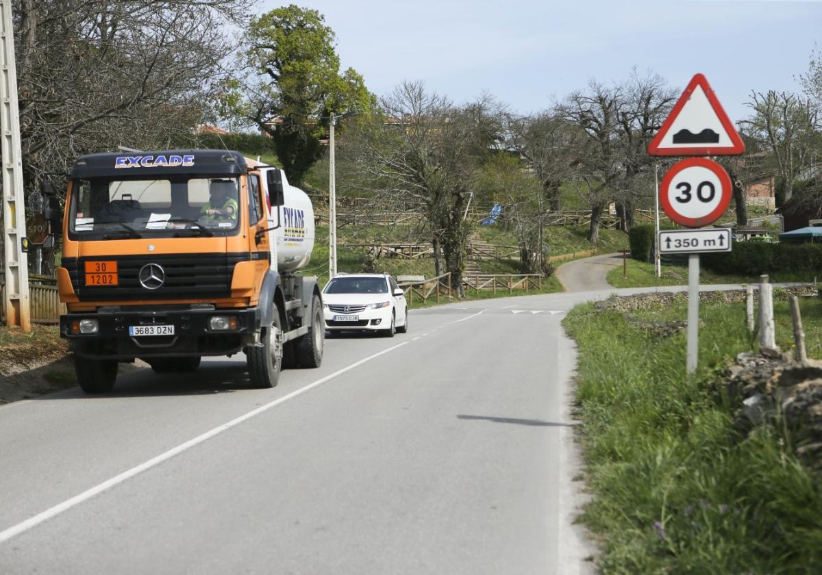 Un camión a su paso por Cayés, en el concejo de Llanera.