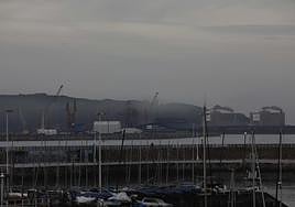 Nube de polvo que apareció en la tarde de ayer en El Musel.