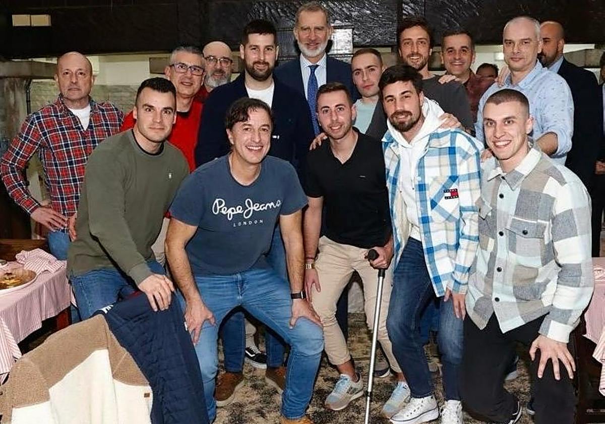 El Rey posa con agentes de la Policía Local.