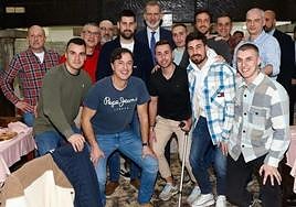 El Rey posa con agentes de la Policía Local.