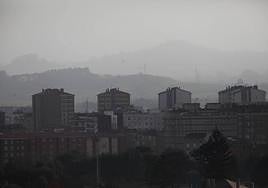 Capa de contaminación, este martes, en la zona oeste de Gijón, vista desde la subida a la Campa Torres.