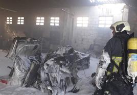 Extinguido el incendio en un taller mecánico en Ribera de Arriba