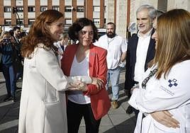 Monica García, ministra de Sanidad, junto a la consejera de Salud, Concepción Saavedra, el director de Atención Sanitaria y Salud Pública del área V, Iván Pidal y la gerente del área V sanitaria, María Luisa Sánchez.