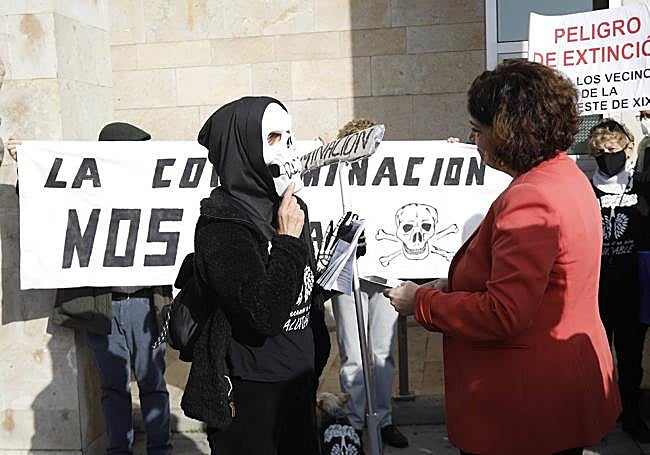 La consejera de Salud Concepción Saavedra hablando con los manifestantes.