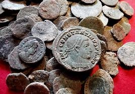 Parte de las monedas del siglo IV. Plomos de pesca.Hacha-martillo del periodo tardorromano.