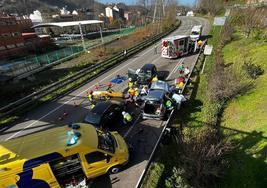 Sanitarios y bomberos en el lugar donde se produjo el brutal accidente del corredor del Nalón en el que murieron dos personas.