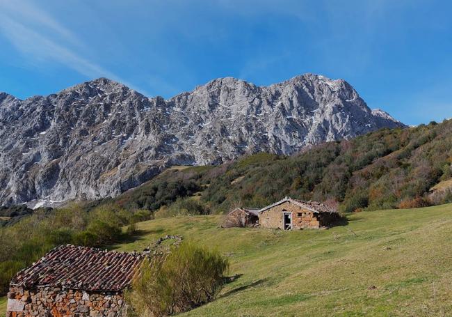 Desde la braña La Cardosina mirando los paredones de Cigacha, Panchón, Ranchón y parte de Los Huertos del Diablu Sur