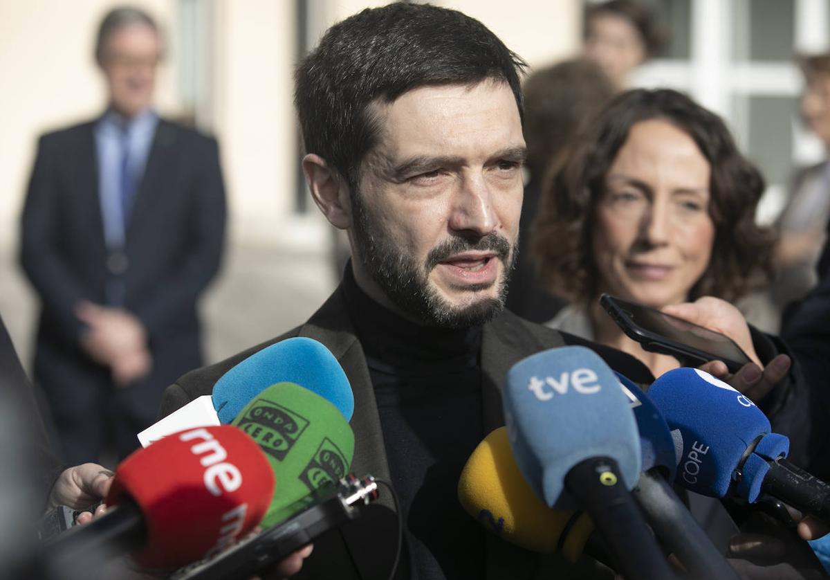 Visita del ministro de Derechos Sociales, Pablo Bustinduy, al edificio del antiguo centro materno infantil en Oviedo, donde se ubicará el centro de atención a enfermos de ELA.