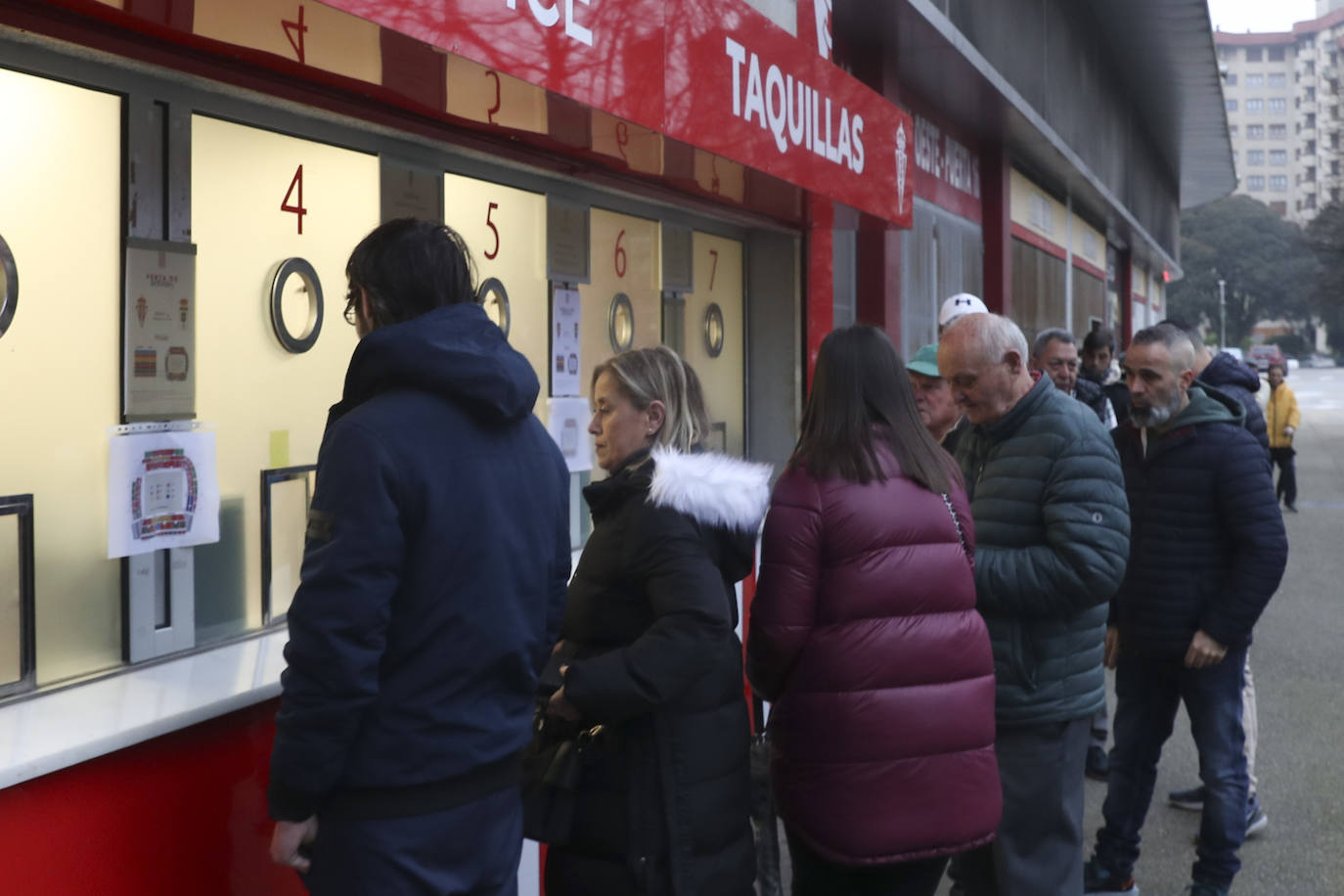 Colas en Gijón para hacerse con una entrada del Sporting - Oviedo