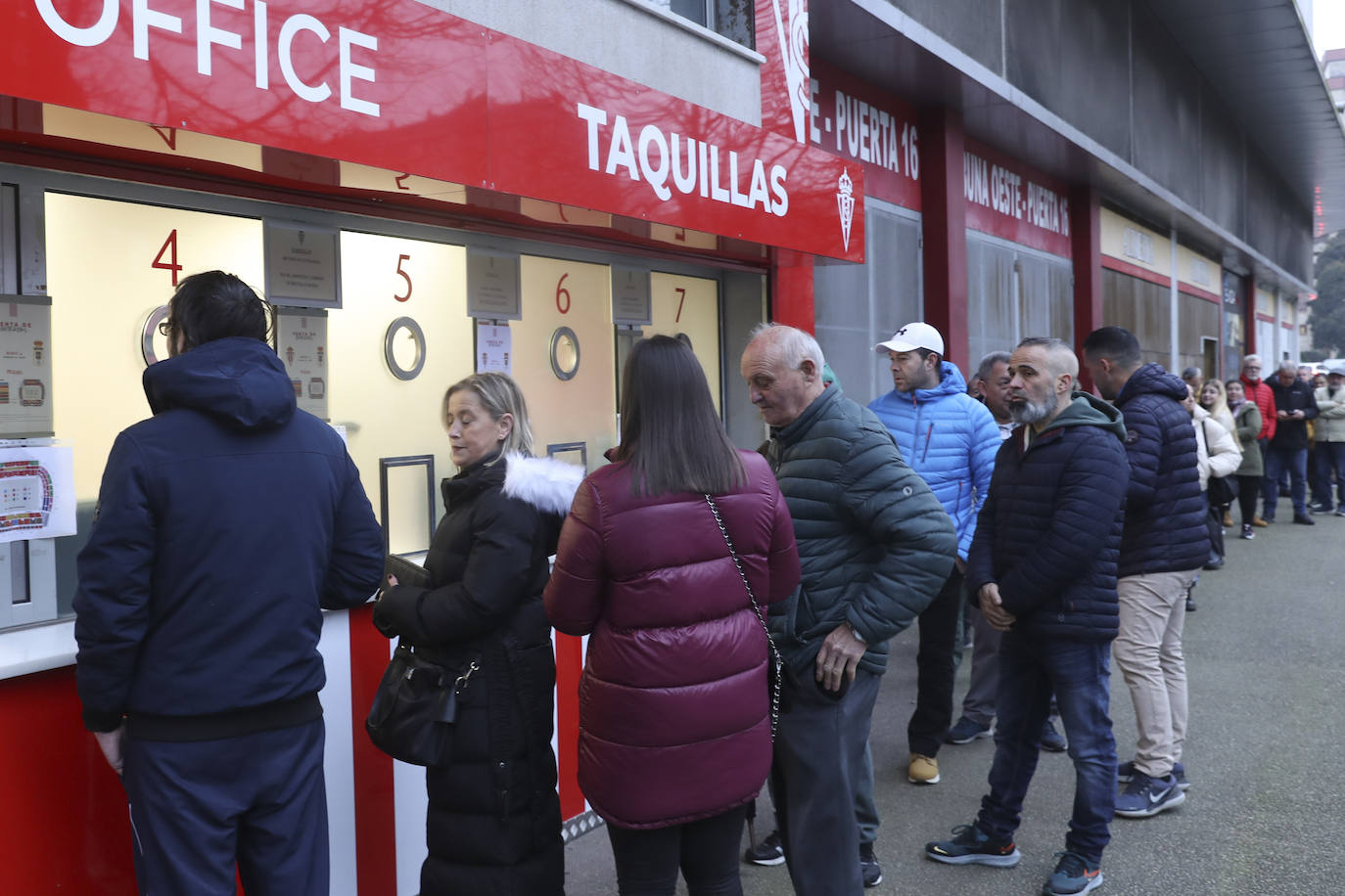 Colas en Gijón para hacerse con una entrada del Sporting - Oviedo
