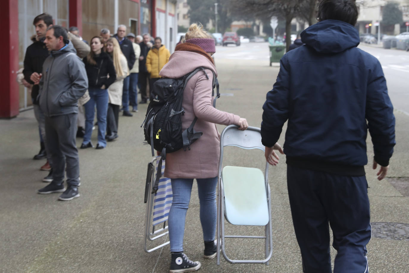 Colas en Gijón para hacerse con una entrada del Sporting - Oviedo