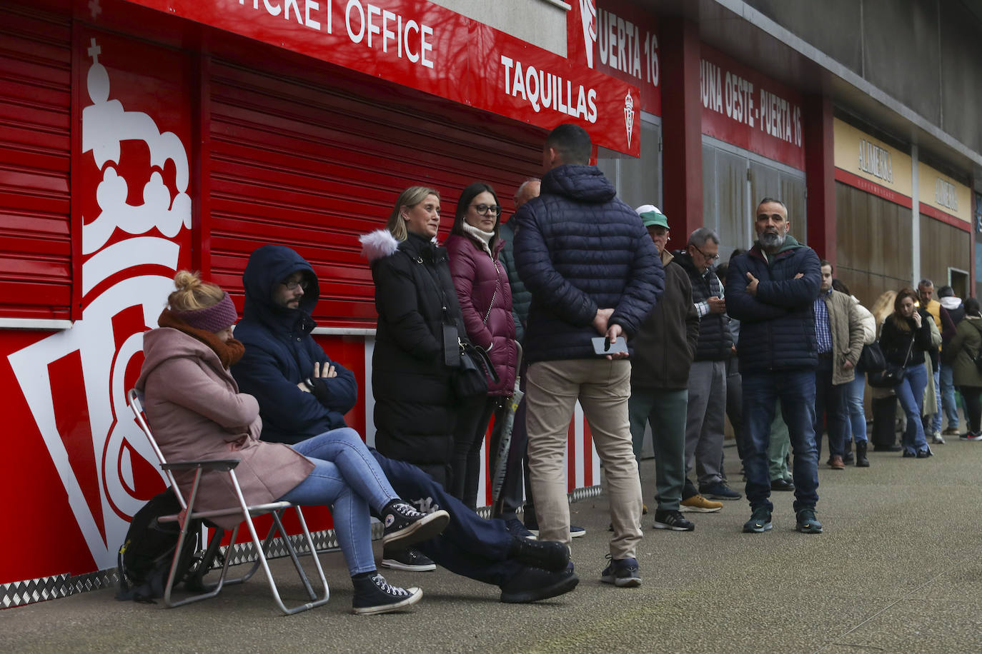 Colas en Gijón para hacerse con una entrada del Sporting - Oviedo