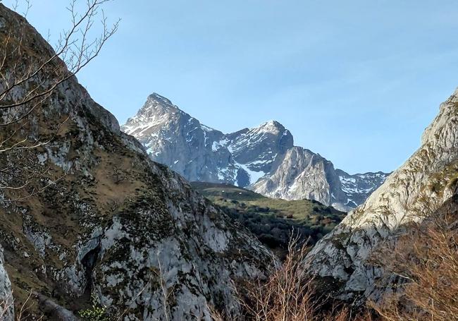 El Fontán Sur y El Prau asomando majestuosas