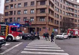 Bomberos y agentes de la Policía Local, en el lugar del suceso.