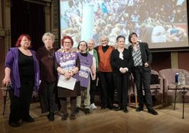 Montserrat Boix, Olivia Blanco, Maricusa Argüelles, Begoña Piñero, Ángeles Álvarez, Soledad Gallego, Amelia Valcárcel y Virginia Yagüe, en la presentación del libro 'El tren de la Libertad' en el Ateneo de Madrid.